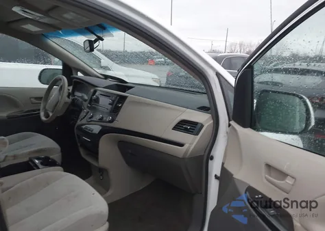 2012 Toyota Sienna Le V6 8 Passenger z USA, uszkodzony, nr VIN 5TDKK3DC6CS230054